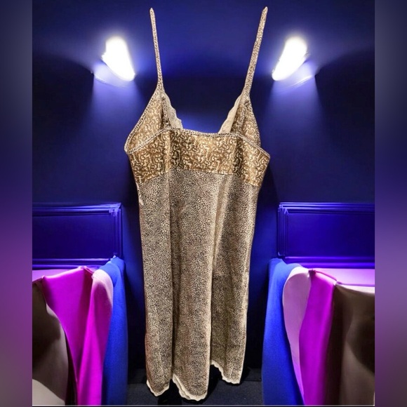 Elegant Lace Trimmed Nightgown medium / LARGE 16in pit to pit - Picture 2 of 6